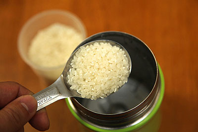 予熱したフードコンテナに、大さじ1杯の米を投入。