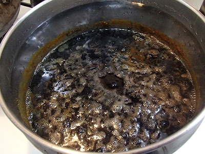 黒豆は煮汁の色が驚くほど真っ黒になります。カレーの色がもうわからない。