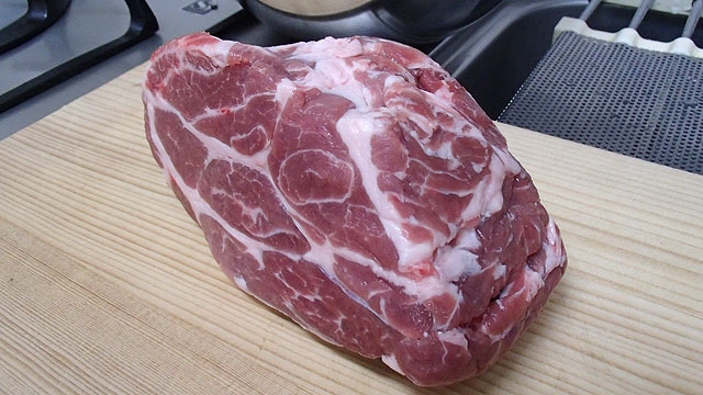 この肉をあぶらで煮て、あぶらと共に砕いて、あぶらで閉じ込める。