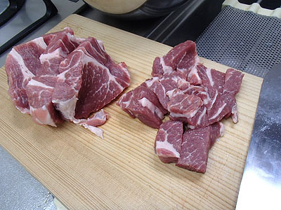 肉の塊を切るのはなんだかテンション上がる。