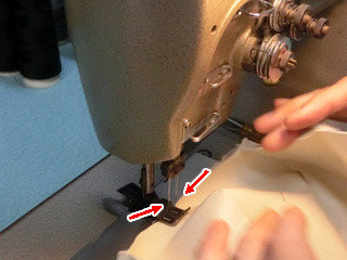 テープを縫い付けるための針が2本あるミシン