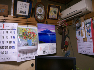 岩田さんちにはカレンダーがたくさん貼られていて異様なムードを醸しだしている。理由は記事参照。