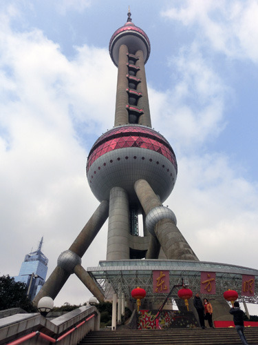 上海タワー。未来といえば丸っこいビル。東京だとフジテレビと日の丸自動車学校しかない。