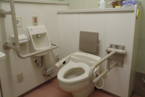 車椅子でも使える多機能トイレで、ウォシュレットも当然完備