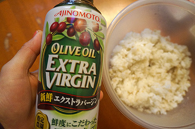 で、実際にライスサラダを作ってみることにしました。まずは日本語で日本人向けに書かれたレシピから。ご飯にオリーブオイルを混ぜる、こりゃ人んちのレシピだわ