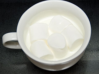カップにマシュマロを並べて、牛乳を半分隠れるくらいそそぐ。
