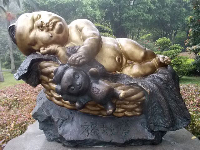 北京オリンピックのマスコットキャラクター「福娃（フーワー）」を抱く裸の赤ちゃん。題して「福娃夢」