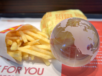 “マクドナルド、その味は世界を席巻する” 