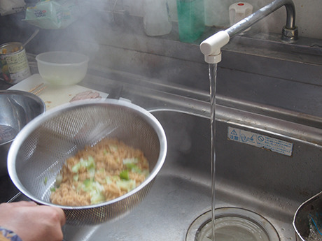 今まで通り鍋で煮たらザルで湯切り。麺リブではカップに一切仕事をさせない。