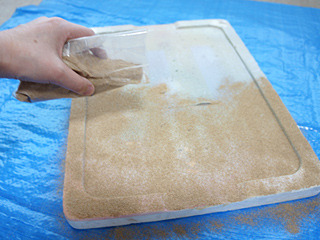 砂用のカラーパウダーを散布。
