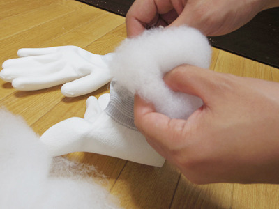 手の部分は手袋に綿を詰めて作る