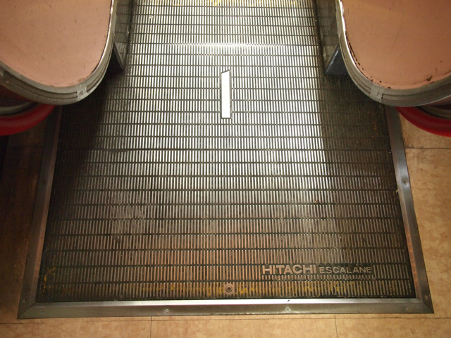 床板に「HITACHI ESCALANE」とある。