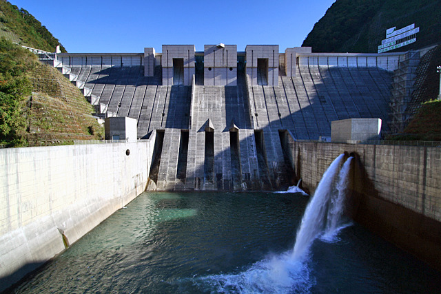 この頃の国交省ダムはデザインに凝っている。ガンダムみたいな長島ダム（2001年）