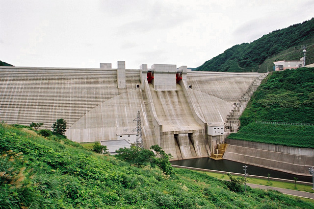 巨大な半円をあしらった月山ダム（2001年）