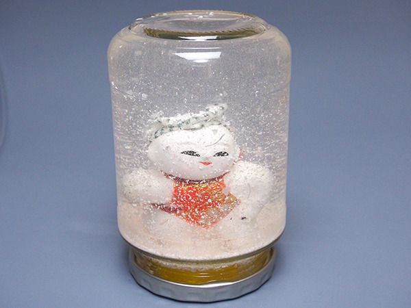土鈴人形のスノードーム。格好と雪景色がマッチしてなくて、寒そう。
