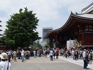 二天門から神社を挟んで向こう側。しかし神輿の通り道でまっすぐ横断出来ない。ひどい！