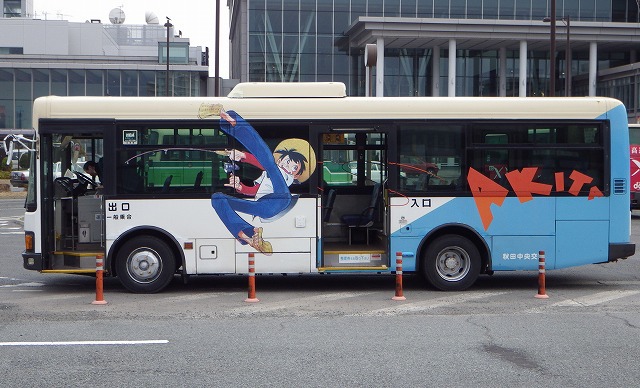 秋田駅前に停まっているバスには釣りキチ三平くん