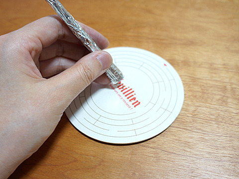 厚紙（コースター）に画鋲を刺して、ホイルで包んだ割り箸を立てる。