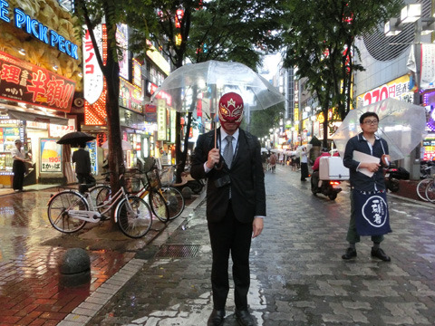 雨の歌舞伎町にて