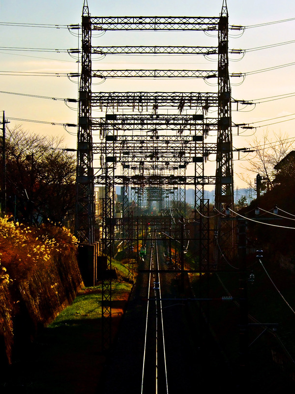 「かっこいい鉄塔の一点透視が見られる場所」より。西武多摩川線。場所はここ。また見に行きたい。