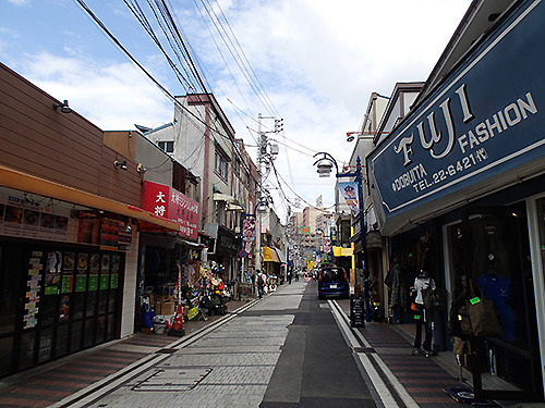 横須賀といえばここ、ドブ板通り。