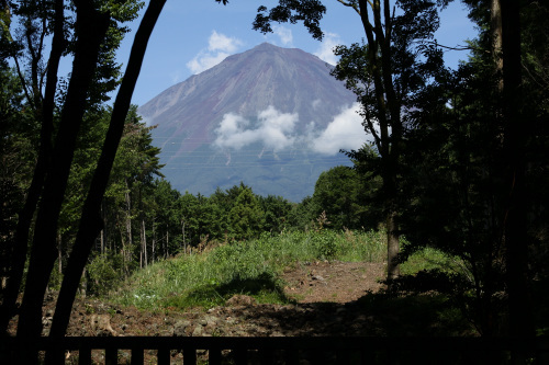 祭壇から見えるのは……富士山である
