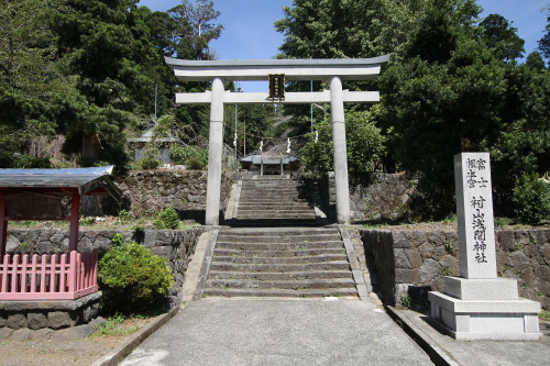 小さな集落にポツンとある村山浅間神社