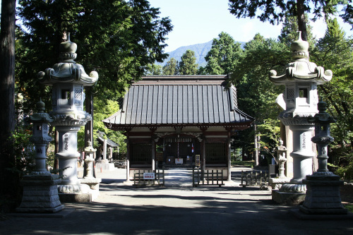 巨大な石灯篭がそびえる冨士御室浅間神社の参道