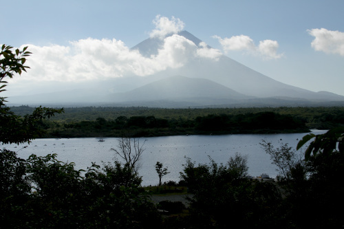 精進湖からの富士山は手前に大室山が見える