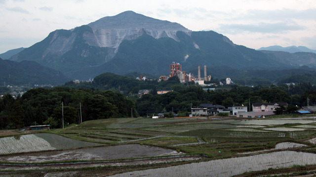 石灰石鉱山の山とセメント工場、そして棚田。これぞ秩父という絶景
