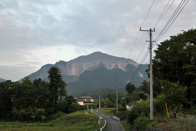 武甲山とセメント工場は町中どこからでも見える