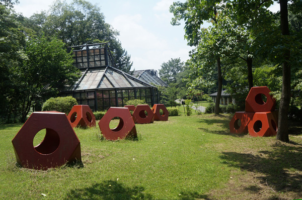 イサム・ノグチといえばここという札幌のモエレ沼公園や香川の庭園美術館にある「オクテトラ」。これが こどもの国にもある