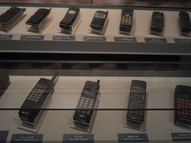 上海電信博物館では、巨大な元祖携帯電話を見ることができる
