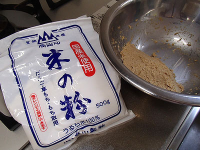 米の粉を半分混ぜた物もの作ってみたのですが、米ぬか味のすいとんといった感じ。私には合いませんでした。