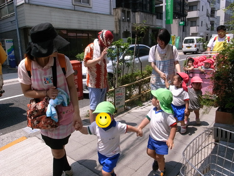 東京：早速子供たちから歓迎をうける