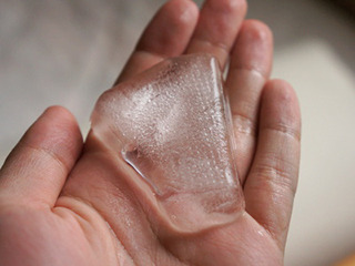 こちらはおそらく錦糸玉子の氷。容器の質感でザラザラしている。 