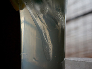細く長い氷はグラスと相性いい。 
