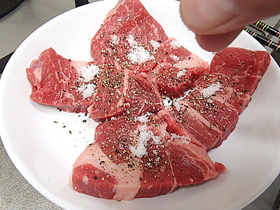 牛肉はある程度厚みのある安いステーキ肉で十分です。 