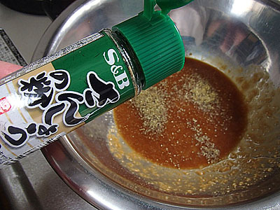 小サジ1程度山椒の粉を入れる。醤油、砂糖、山椒の粉をかけて焼いたものは大体うなぎのかば焼きの味がする。