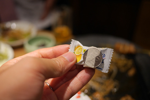 石川のプレゼント第二弾「飴たべますか？」に小銭がしこんである。「使えたら最強だけども……」減点