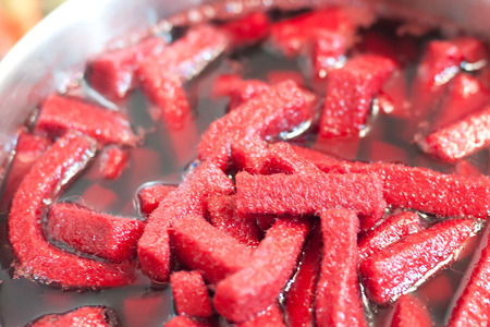 熱湯に染料を溶かして、赤くなるべき部品を投入。20分攪拌。