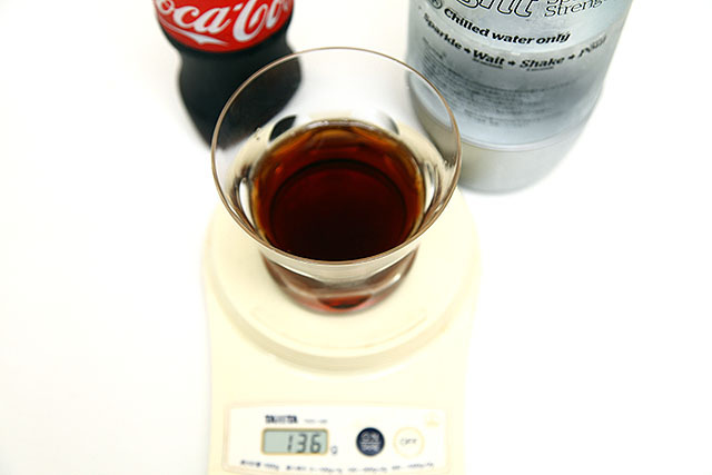 100mlのコーラに30mlの炭酸水を足した。3割水増しコーラである。