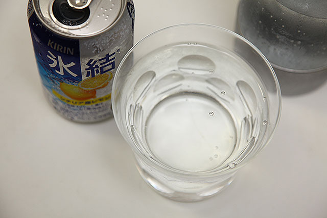 氷結はコーラと同じく炭酸水で割った。