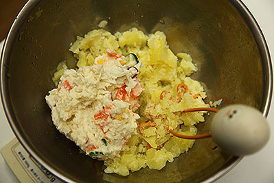 ジャガイモをふかしてポテトサラダと混ぜる。