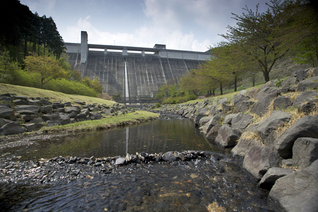 ダムの下で水遊びもできる優しき巨人、松田川ダム（栃木県足利市）