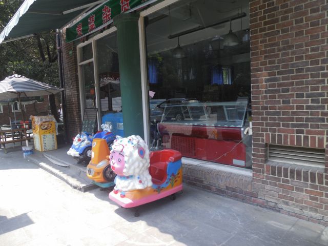 あくまで市民目線で地元中国風店舗を開き続ける店もある