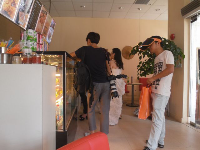 台湾風喫茶店で暑さから避難してるとウェディングドレス姿の女性とカメラマン登場