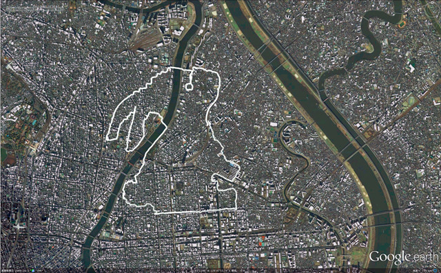 そういえばGPS地上絵といえば、このウサギを描いたときもスカイツリーがまんなかだった【→「十五夜に体長2.5kmのウサギの絵を描いた</a>」】