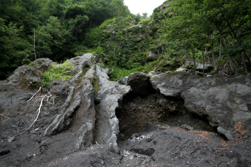 溶岩や噴出物が積み重なった、「幕岩」と呼ばれる岸壁だ