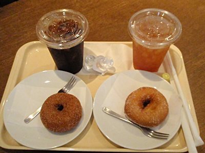 (左)アイスコーヒー、シナモンドーナツ (右)蜂蜜レモンティー、シュガードーナツ
